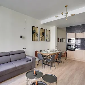 https://175-suite-lea-wonderful-family-apartment-in-heart-of.fr-paris.fr